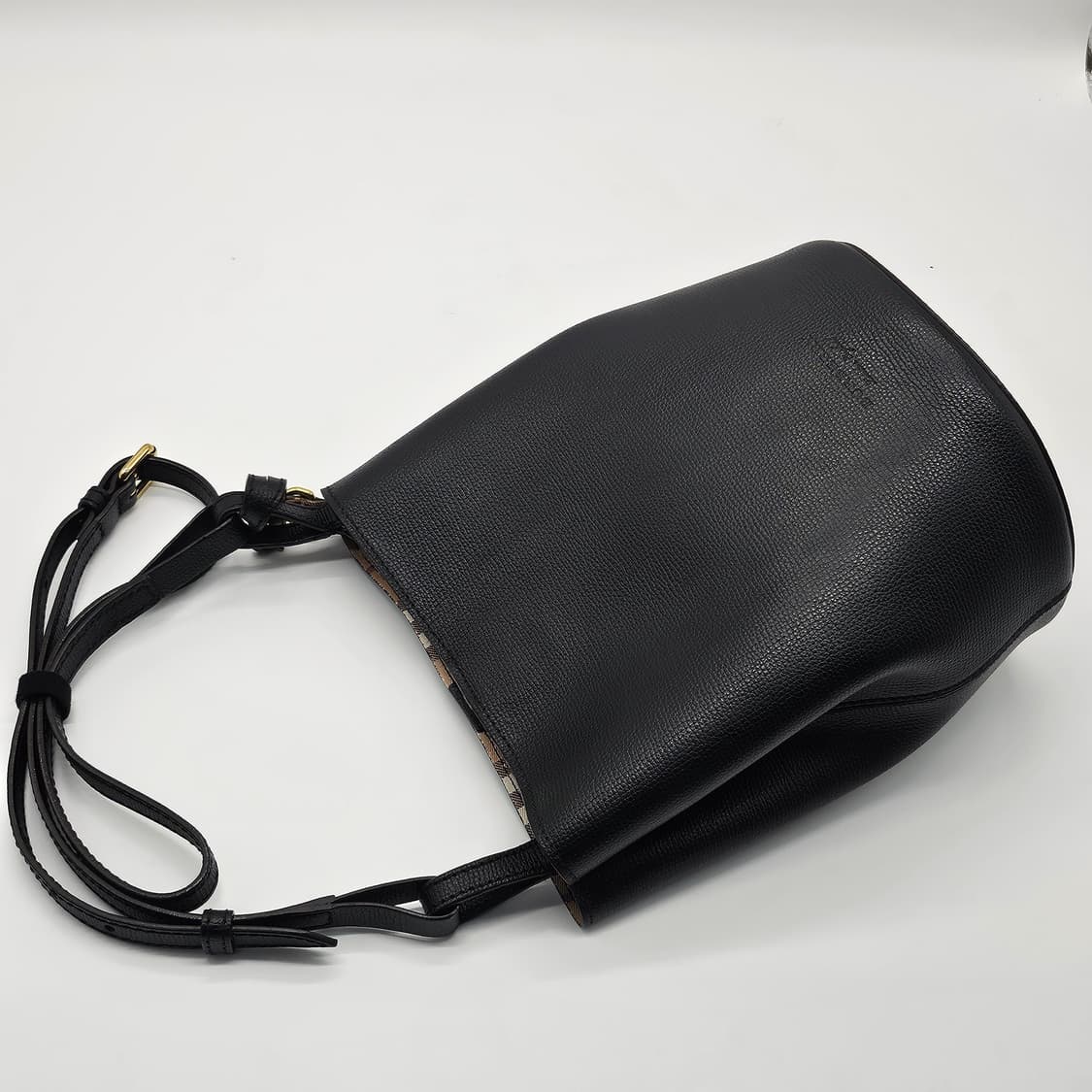 정품 버버리 헤이마켓 론 버킷백 상품이미지2