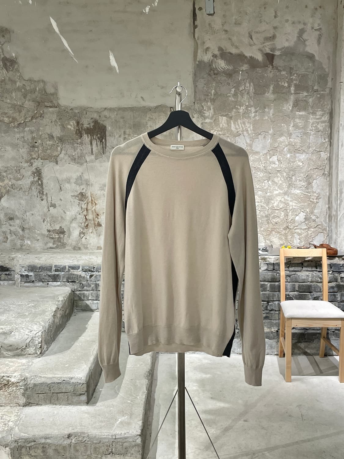 드리스 반 노튼 라이트 베이지 패널 돌먼 슬리브 씬 니트 상품이미지1