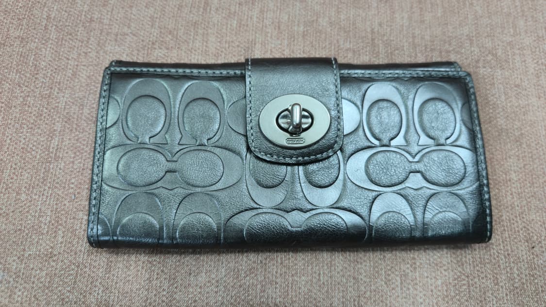 코치 양각 시그니처 C 패턴 건메탈 실버 턴락 코치 지갑 상품이미지1