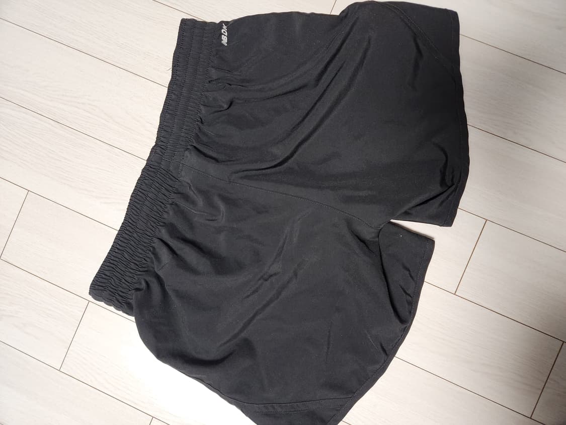 뉴발란스 여성 러닝 반바지 사이즈L

사진처럼 새거같이 깨끗해요

오염  상품이미지6