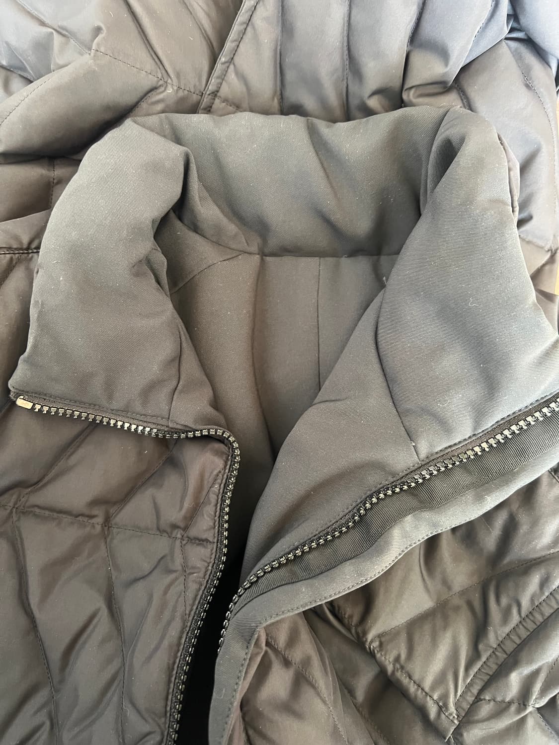 띠어리 남성 블랙 미니멀패딩 리버서블점퍼 상품이미지6