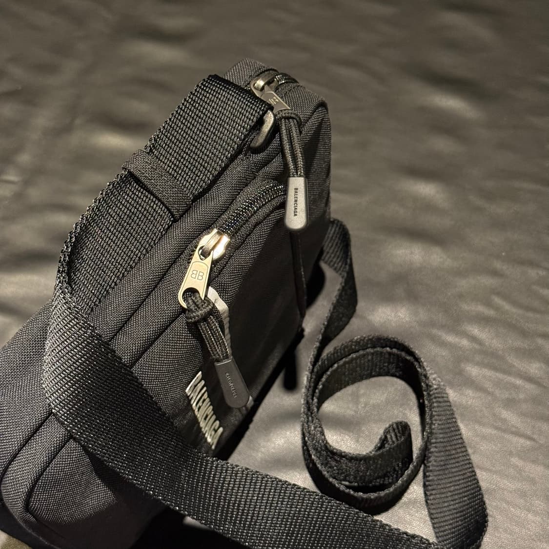 발렌시아가 로고 크로스 미니백 블랙 상품이미지4