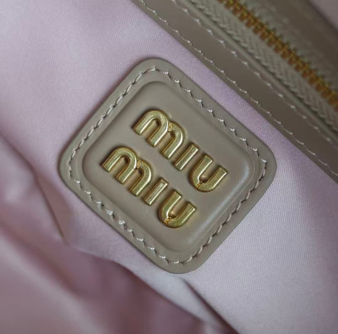 미우 미우 아르카디 레더 미니백 초크 화이트 상품이미지4