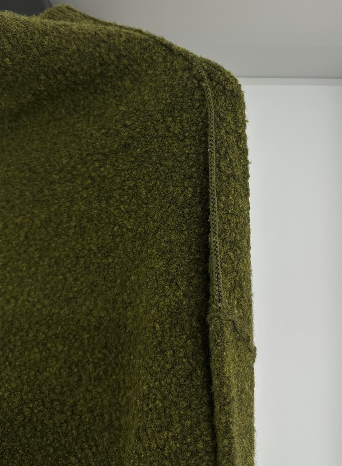 [COS 코스] 여성 터틀넥 부클레 올리브 그린 니트 상품이미지5