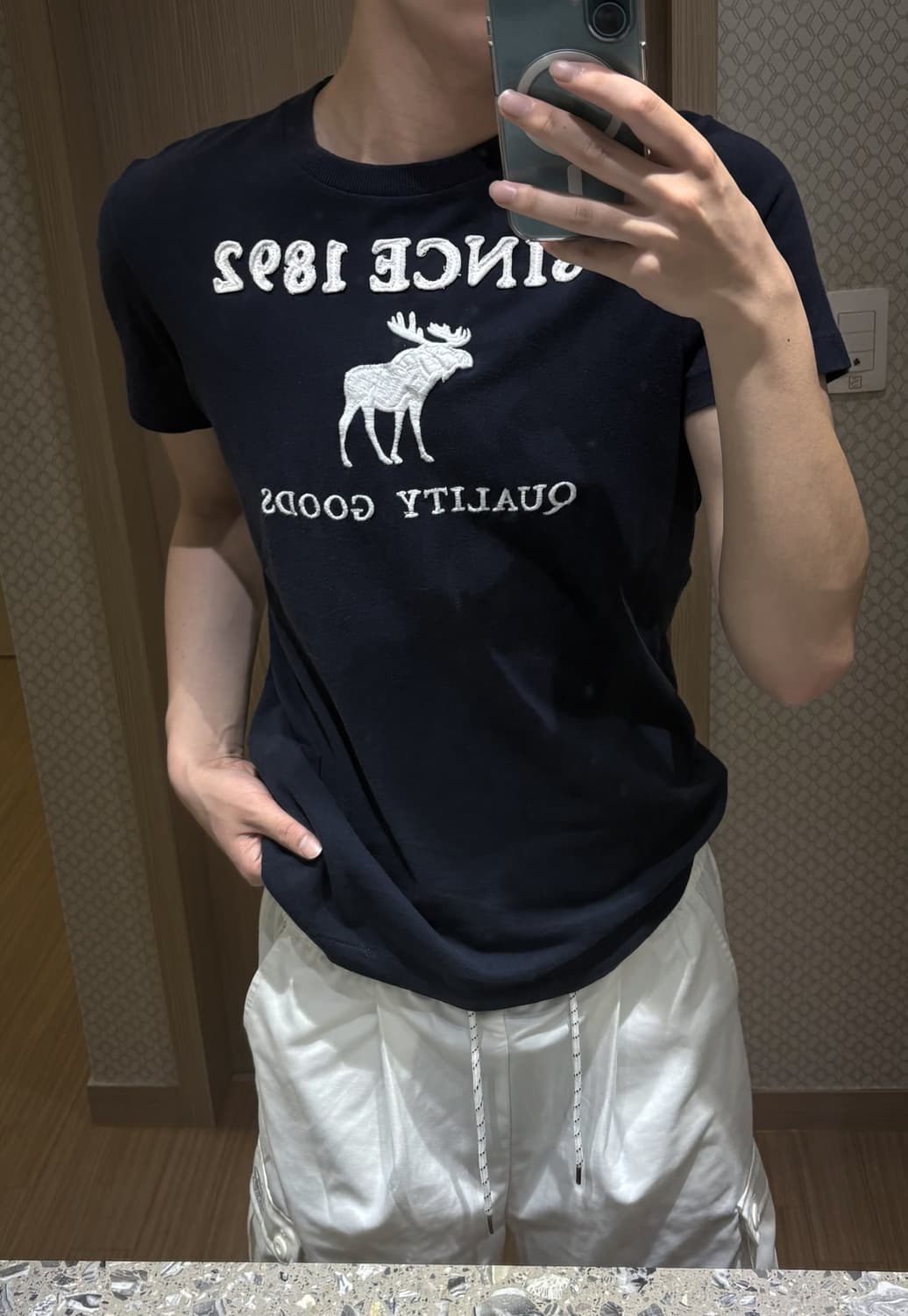 [M] 아베크롬비 앤 피치 머슬핏 시그니처 무스 자수 네이비 반팔 티셔츠 상품이미지3