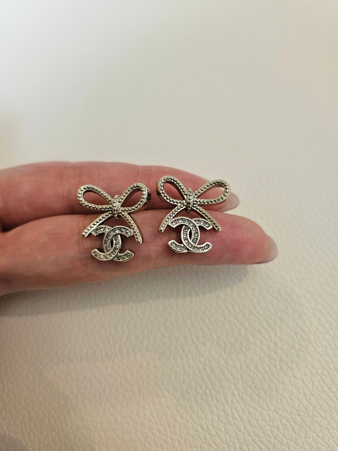 샤넬 샴페인골드 리본 CC로고 귀걸이 업사이클링 상품이미지4