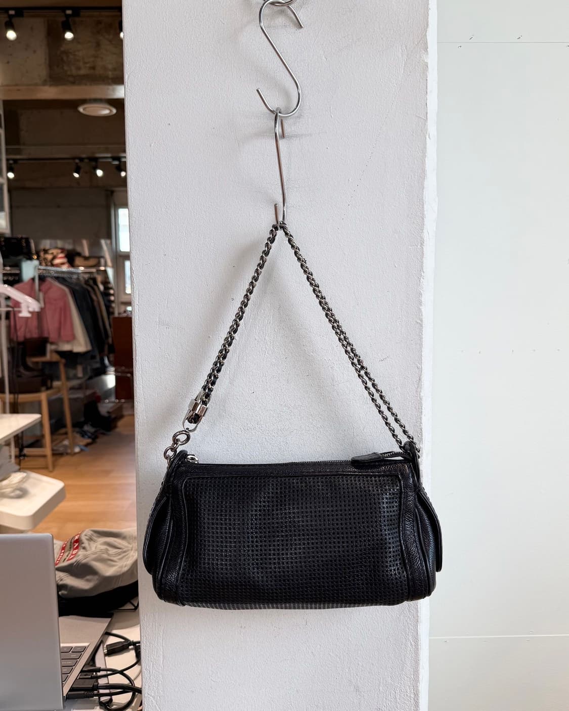 샤넬 블랙 05 퍼포레이티드 캐비어 스킨 퓰리 숄더백 상품이미지5