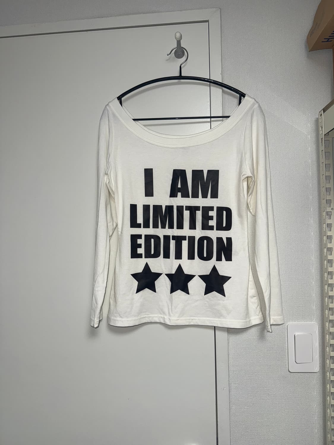 테이크 어 바이트 리미티드 에디션 오프숄더 긴팔 티셔츠 상품이미지8