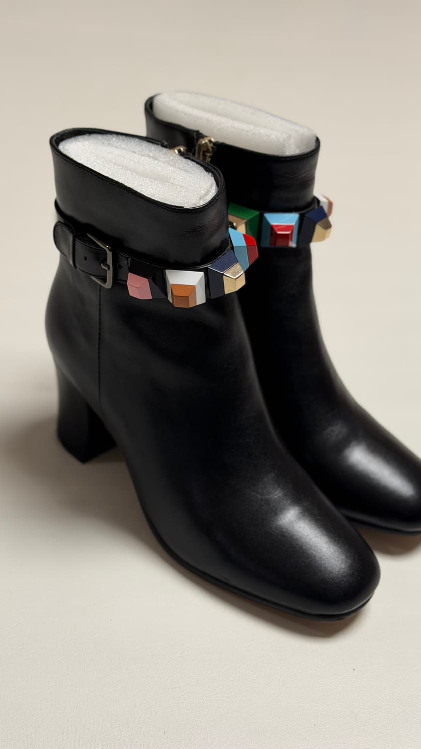 새상품) 펜디 레인보우 스터드 가죽 앵클 부츠 블랙 240mm 상품이미지1