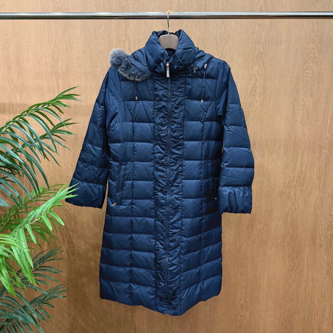발망 다운 롱 패딩 코트 후드 퍼 트리밍 중앙 셔링 디테일 딥 네이비 상품이미지1