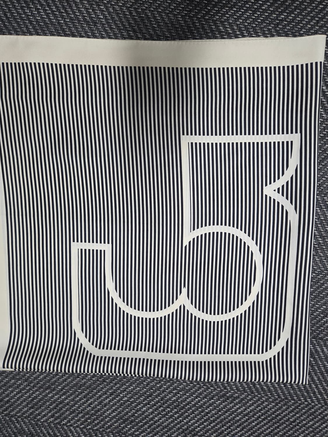 토리버치 24ss 핀스트라이프 로고 실크 스퀘어 스카프 상품이미지5