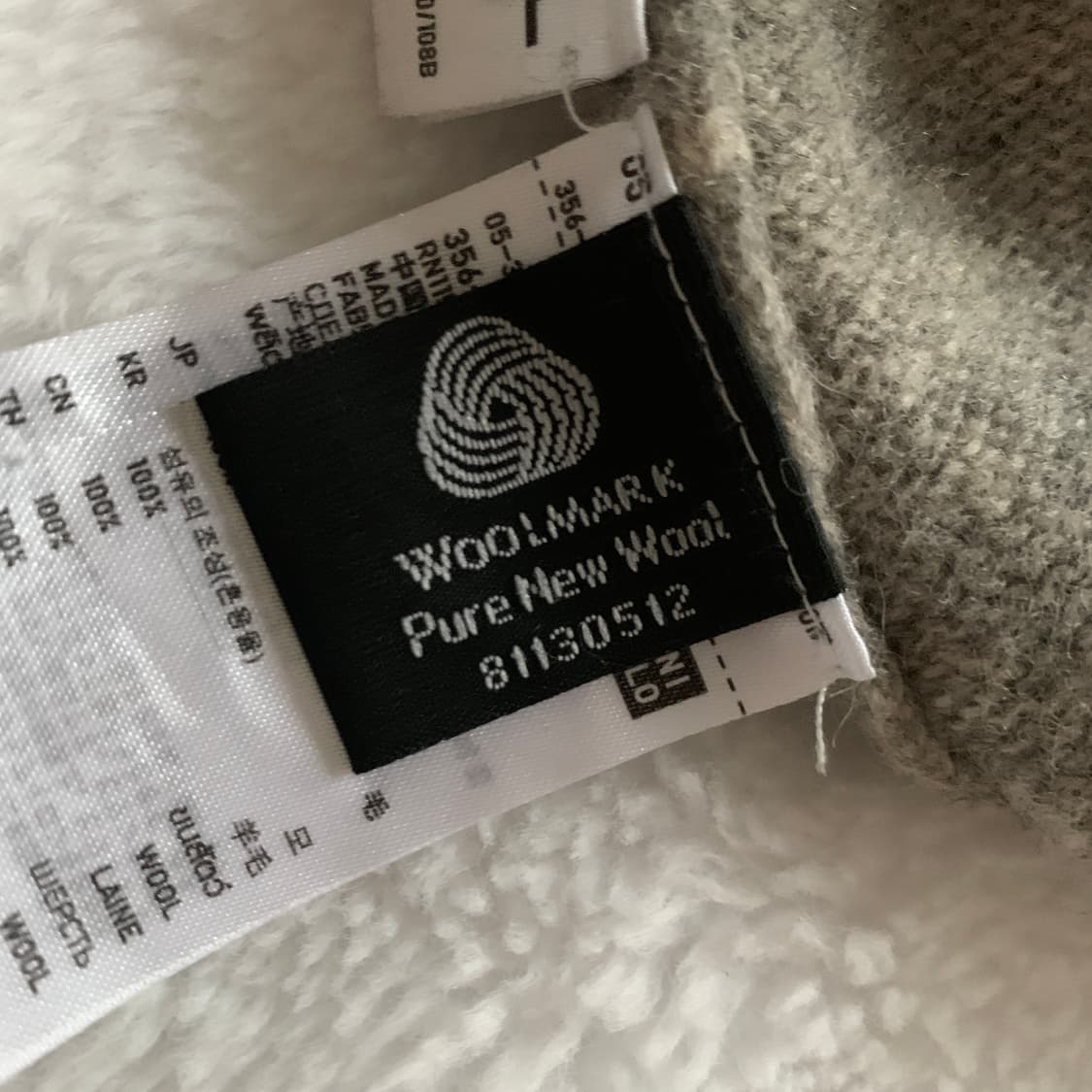 유니클로 PURE NEW WOOL 100 브이넥 니트 상품이미지8