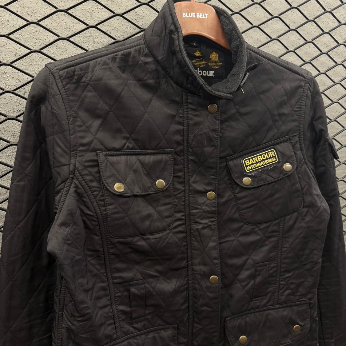 바버 인터네셔널 퀼팅자켓 기모안감 4포켓 벨티드 디테일 블랙 상품이미지6