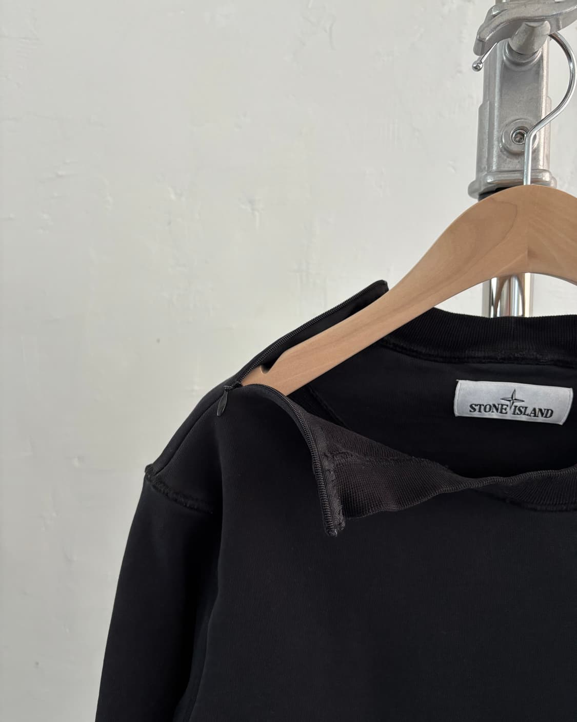 Stone Island 스톤아일랜드 블랙 컬러 와펜 숄더 디테일 맨투맨 상품이미지4