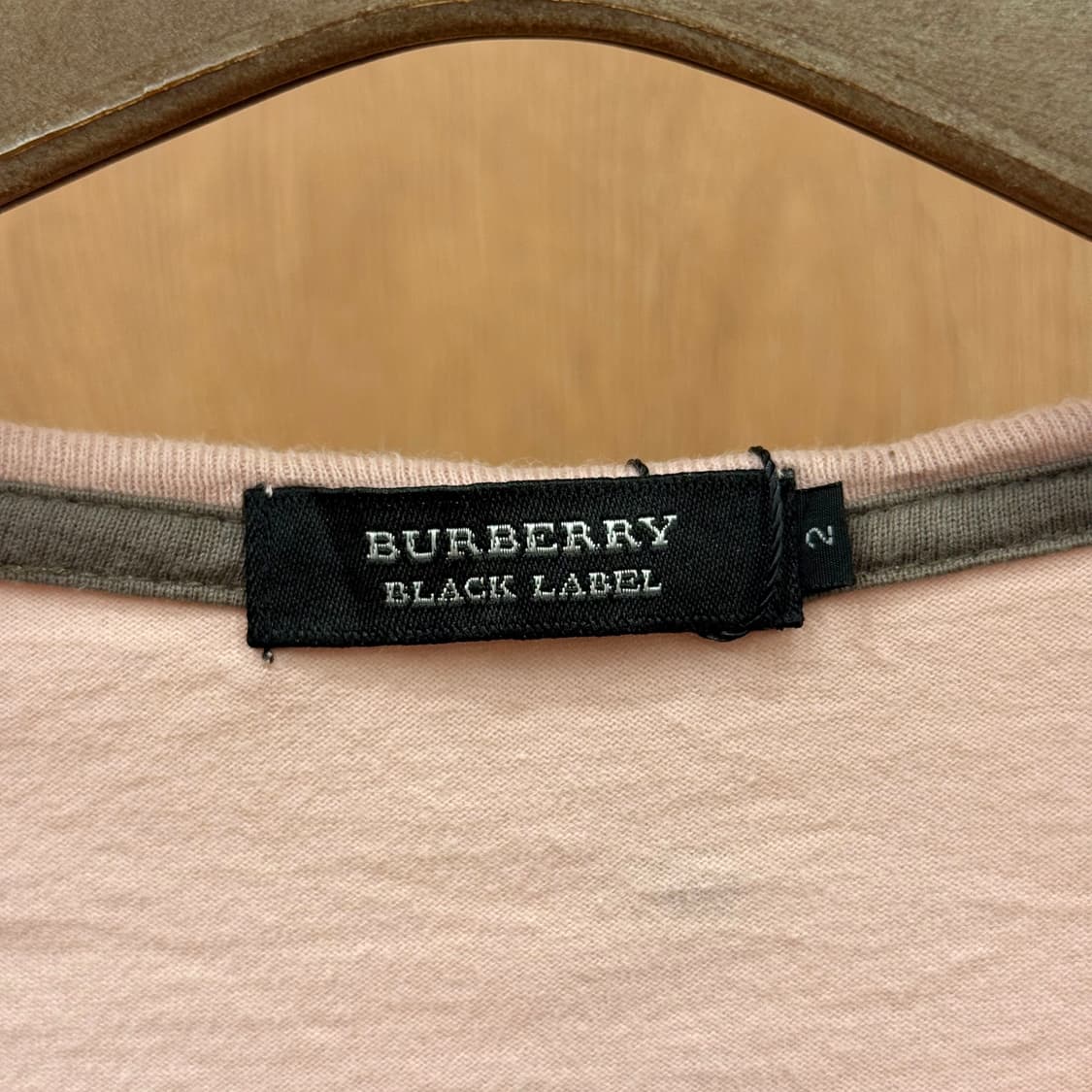 버버리 블랙라벨 브이넥 반팔 티셔츠 체크 소매 디테일 로고 자수 핑크 상품이미지7