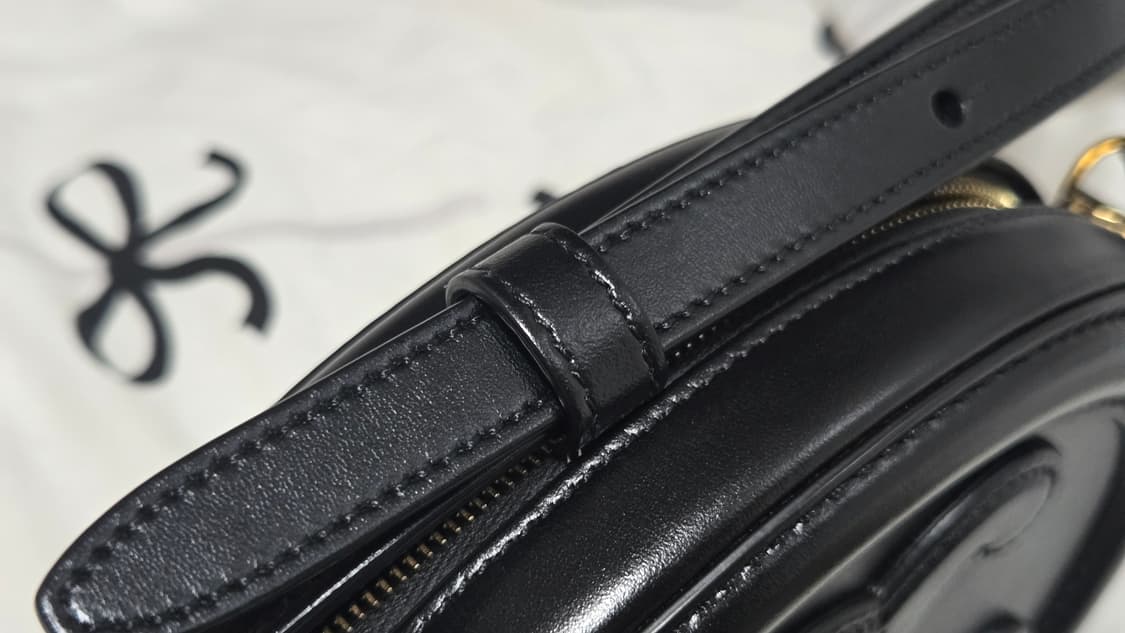 설연휴전급처가격 지나면다시가격올려요)셀린느 오벌 펄스 미니백 블랙 S급 상품이미지7