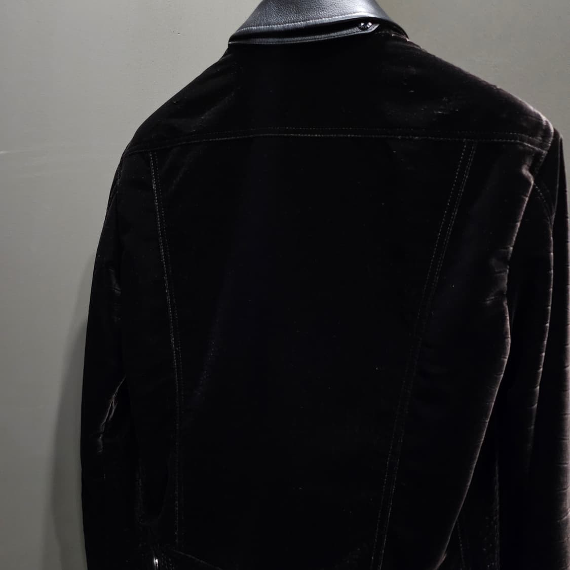 톰포드 크록벨벳 신상 트러커 가죽 카라 자켓 상품이미지6