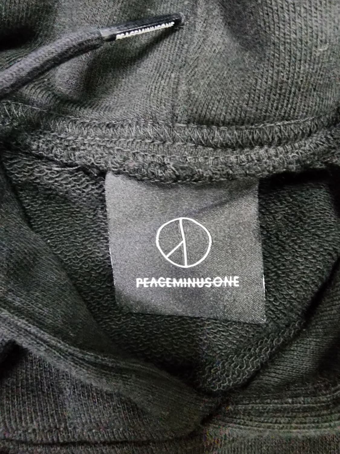 피스마이너스원 로고 블랙 후드티 상품이미지6