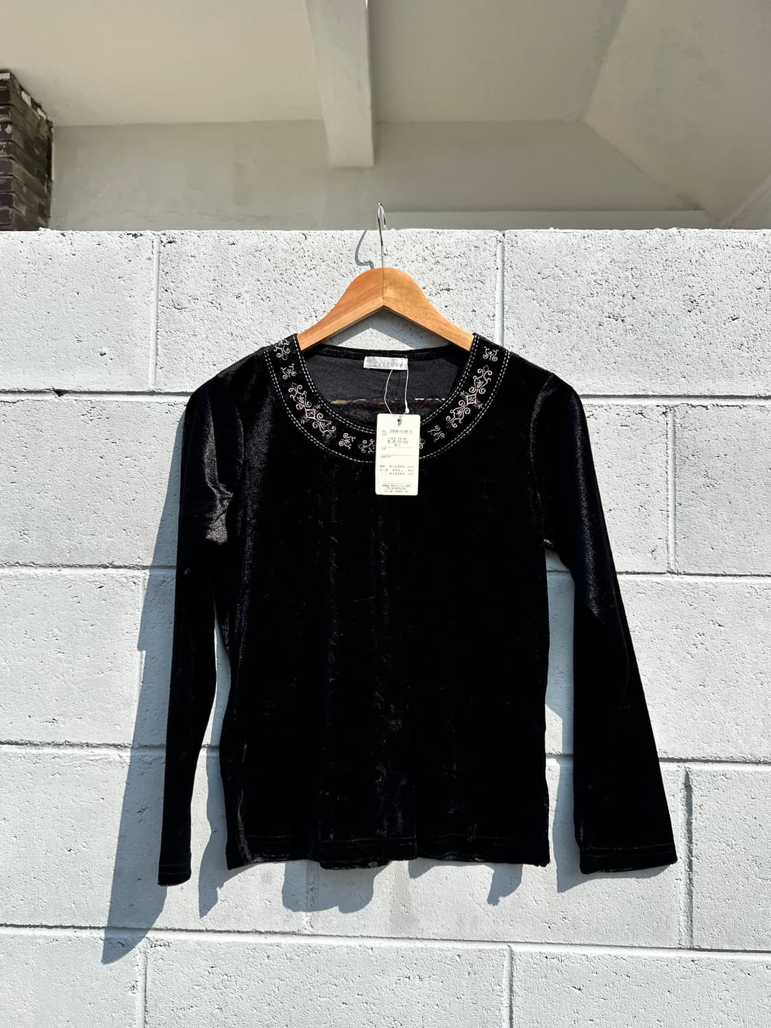 벨벳 자수 라운드 긴팔티셔츠 상품이미지1