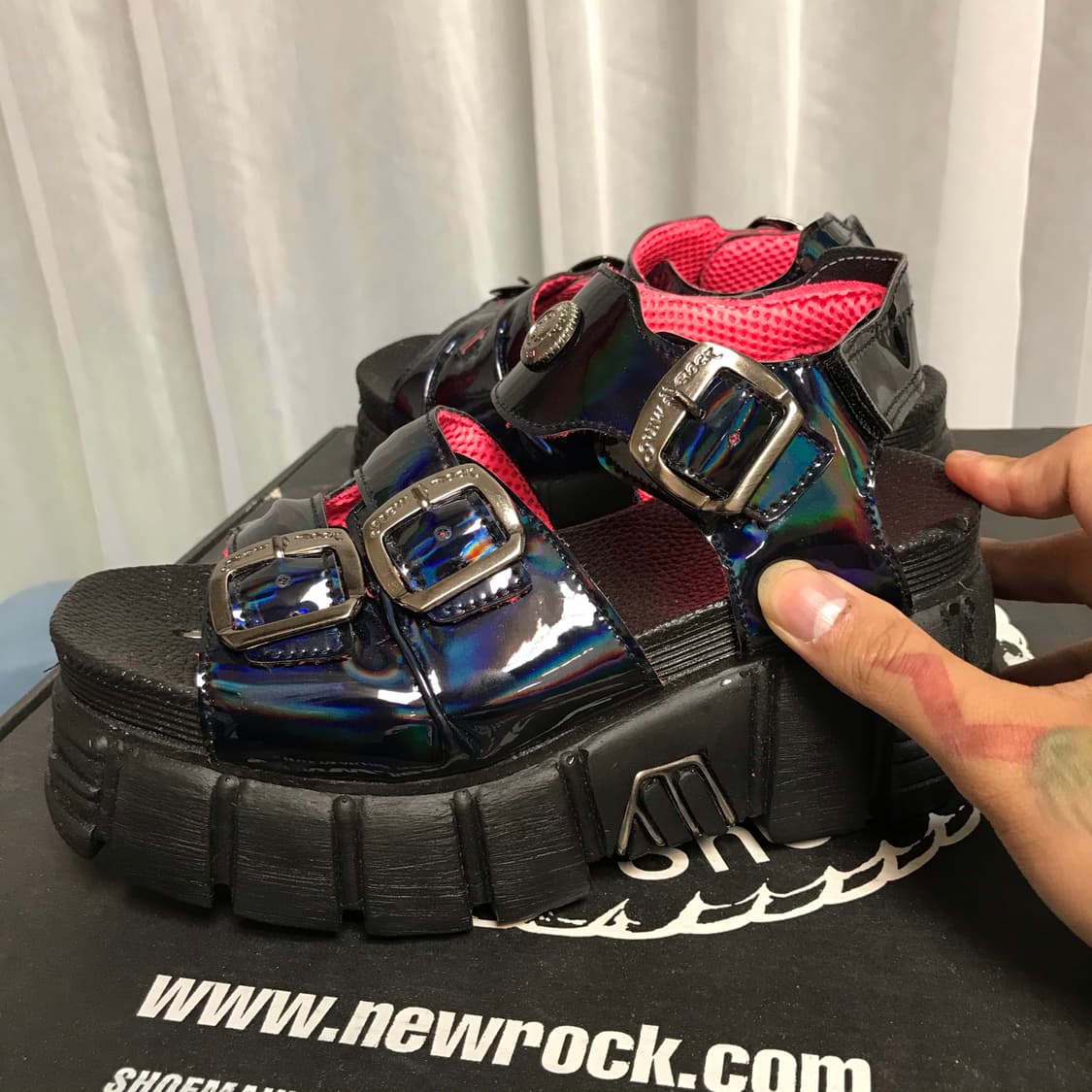 뉴락 에나멜 홀로그램 샌들 상품이미지5