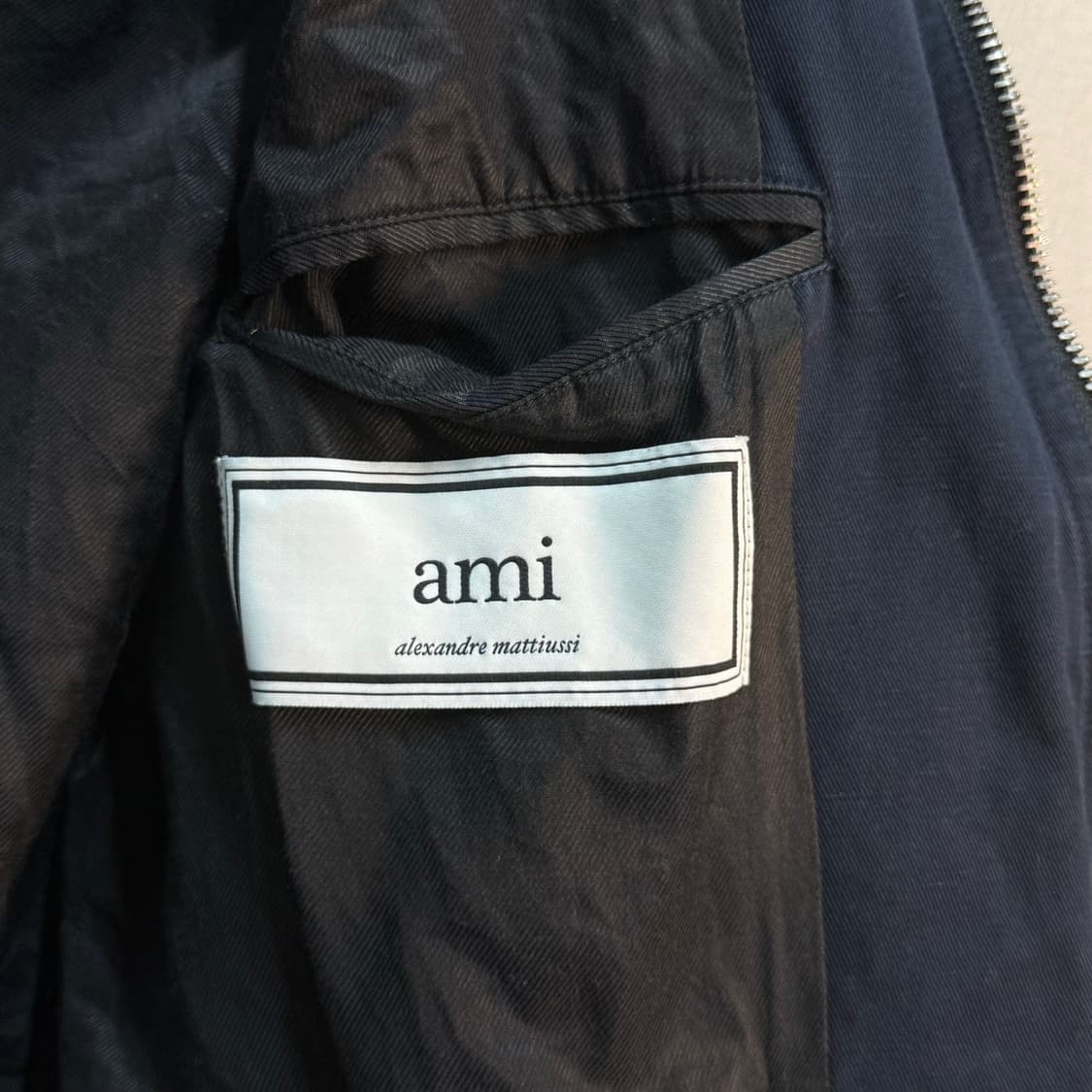 [M] 아미 AMI 알렉산드르 마티우시 코튼 린넨 집업 블루종 자켓 상품이미지7