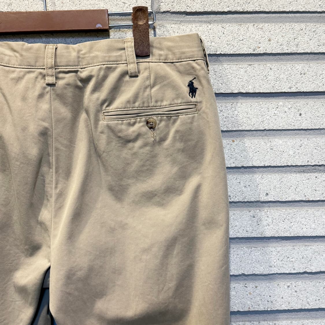 폴로 랄프로렌 클래식 테이퍼드 치노팬츠 후면자수 디테일 베이지 상품이미지9