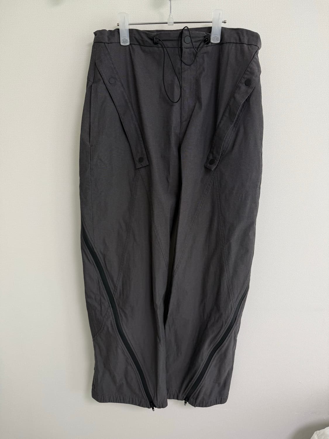 쿠어 유틸리티 지퍼 플랩 팬츠 (차콜그레이) 상품이미지1