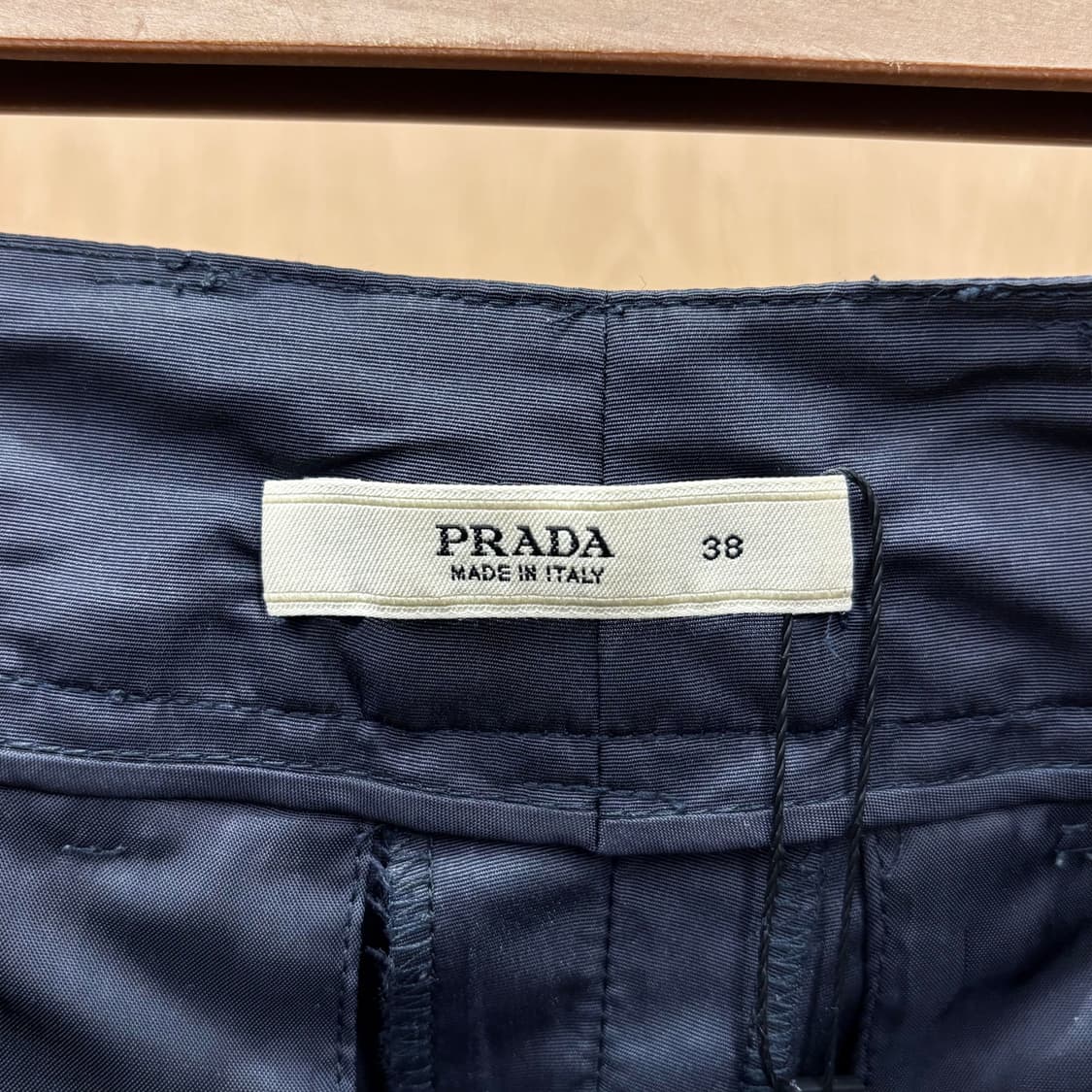 프라다 테일러드 숏팬츠 미니멀 슬릿 플랩 포켓 로고 라벨 디테일 네이비 상품이미지7