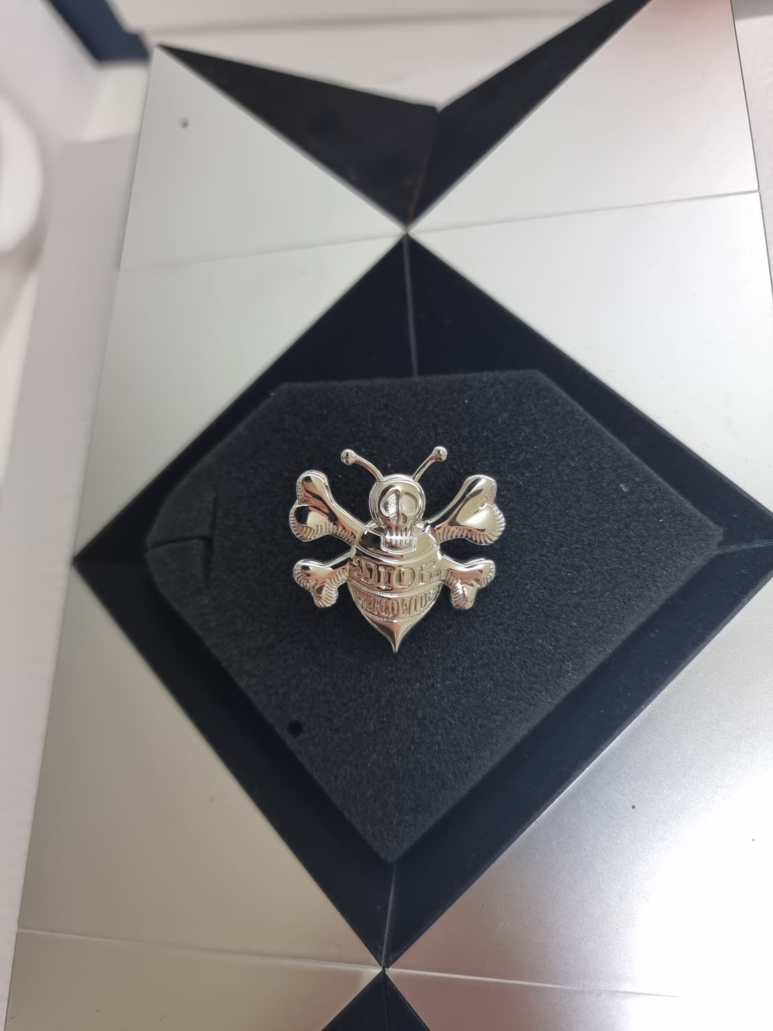 스투시 X 디올 콜라보 해골 꿀벌 브로치 상품이미지3