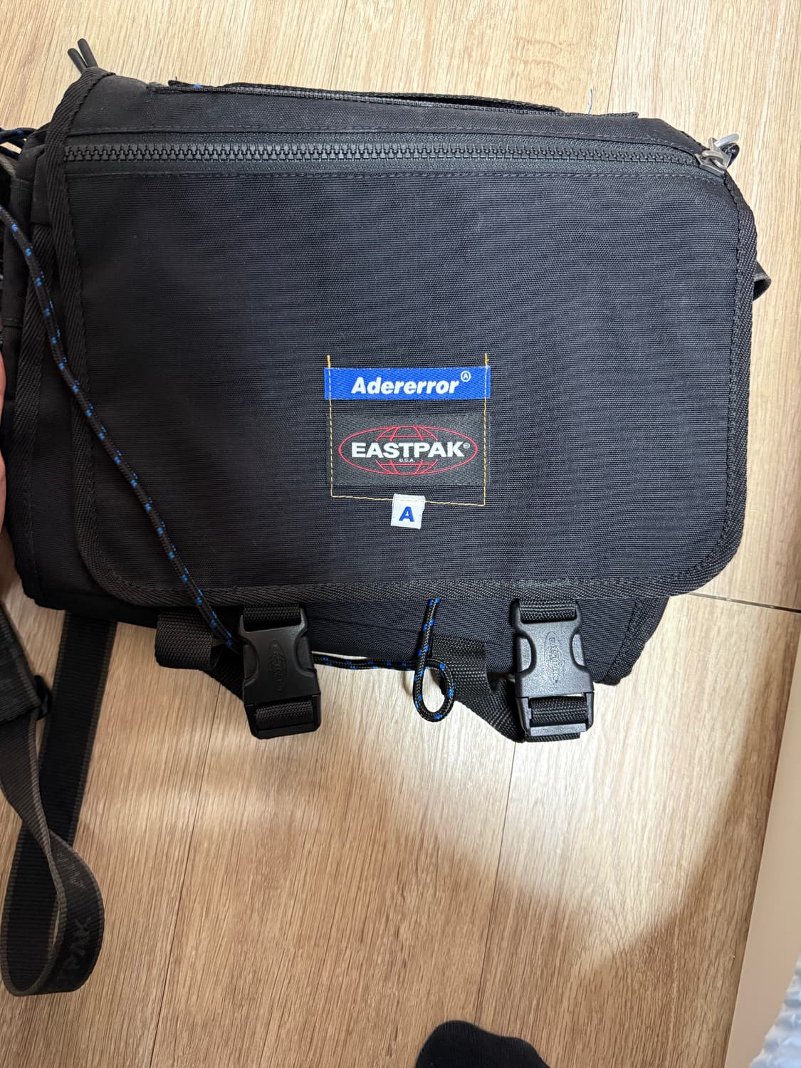 아더에러 이스트팩 콜라보 크로스백 상품이미지2