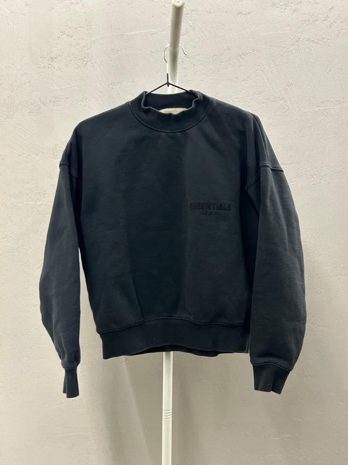 에센셜 피오갓 블랙 기모 맨투맨 상품이미지1