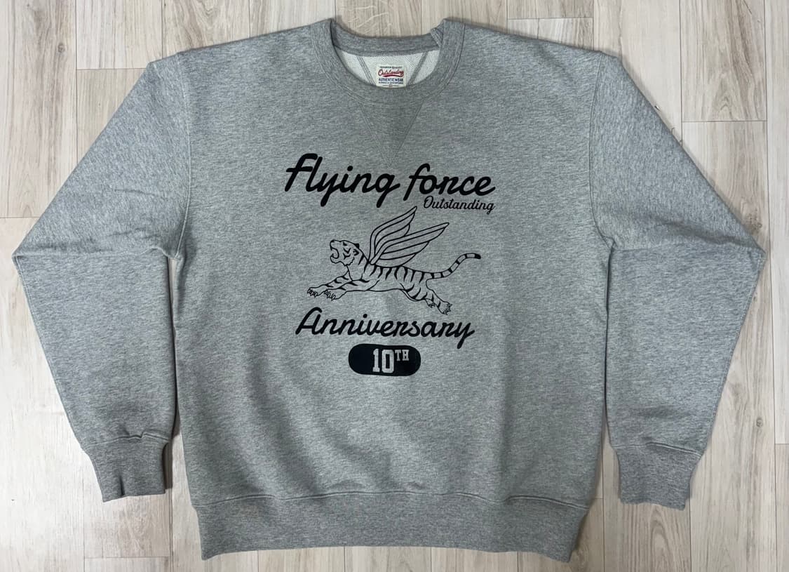 [아웃스탠딩] (10주년 프린팅) 어센틱 컴포트 스웨트셔츠 그레이 상품이미지1