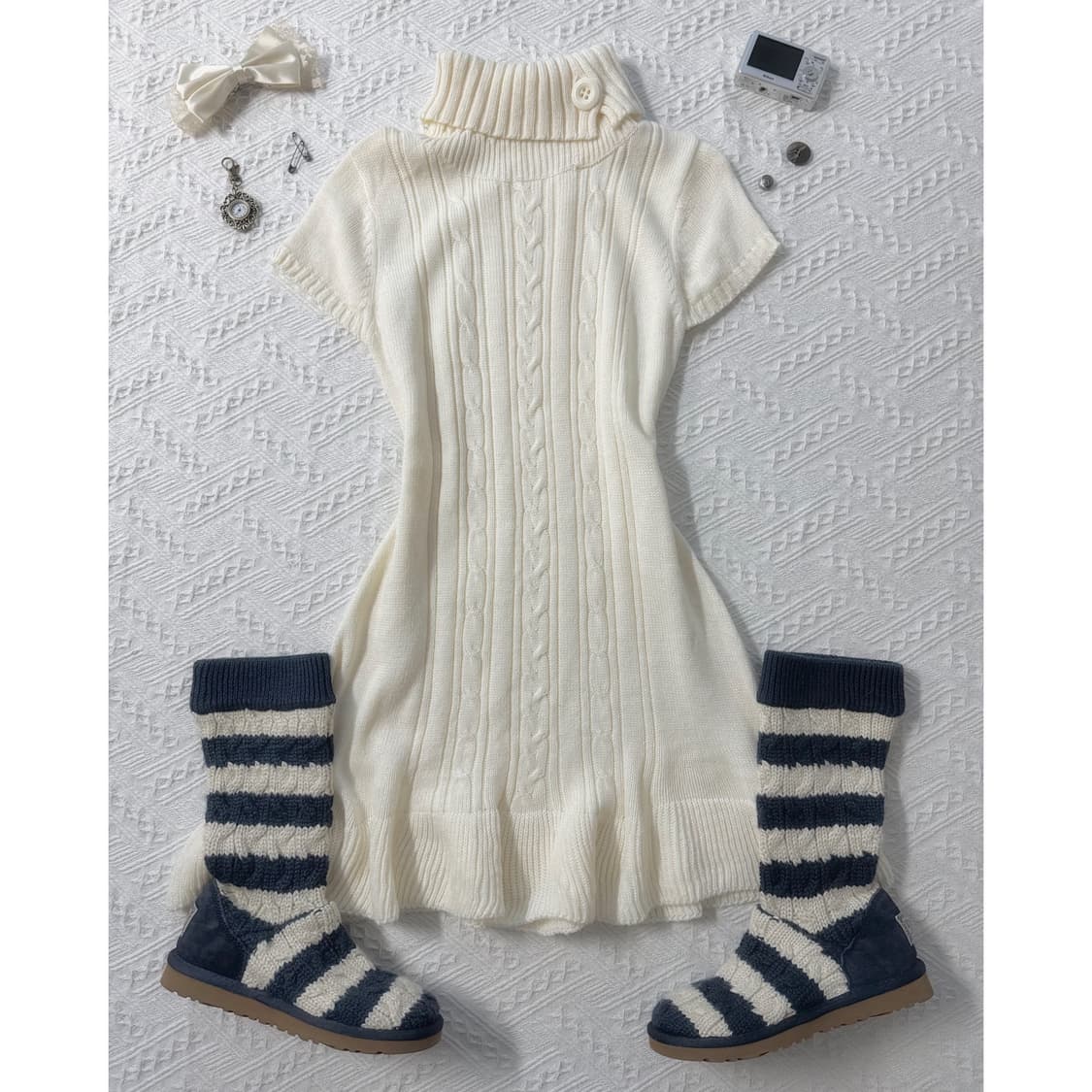 폴딩 버튼 넥 프릴 케이블 니트 원피스  상품이미지1