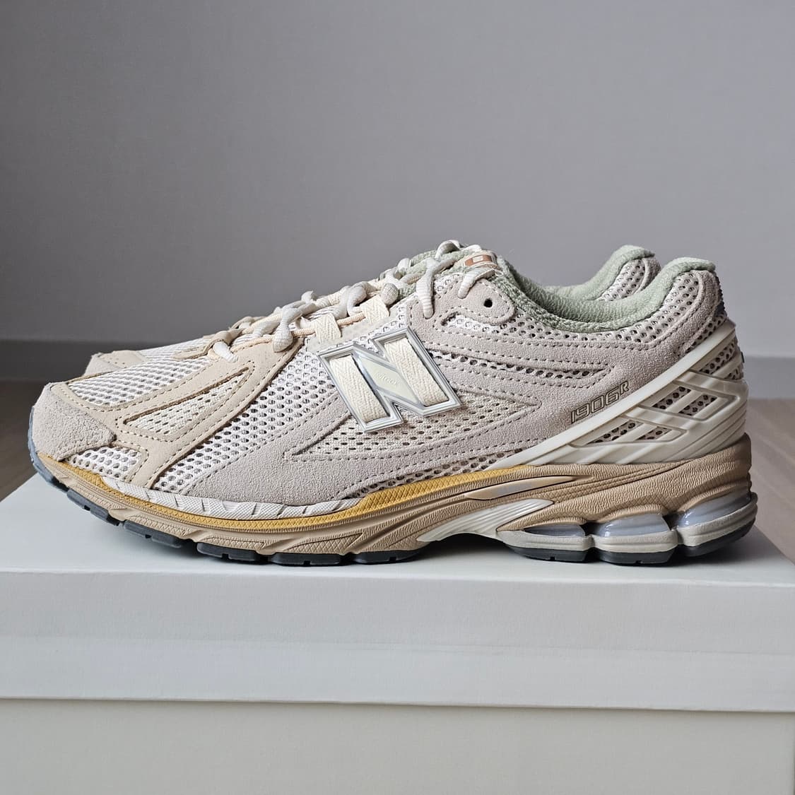 285 새제품) 뉴발란스 x 오라리 1906R 본 화이트 M1906RAU 상품이미지10