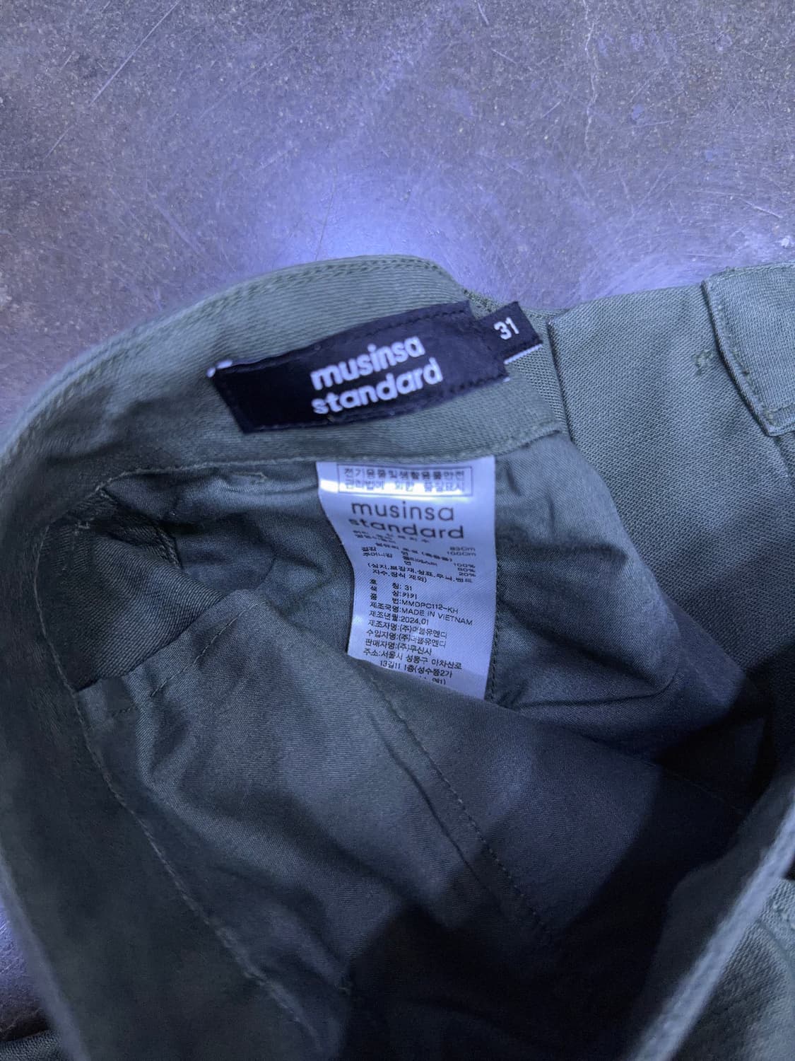 무신사스탠다드 백사틴 와이드 오피서 팬츠 카키 31 상품이미지10