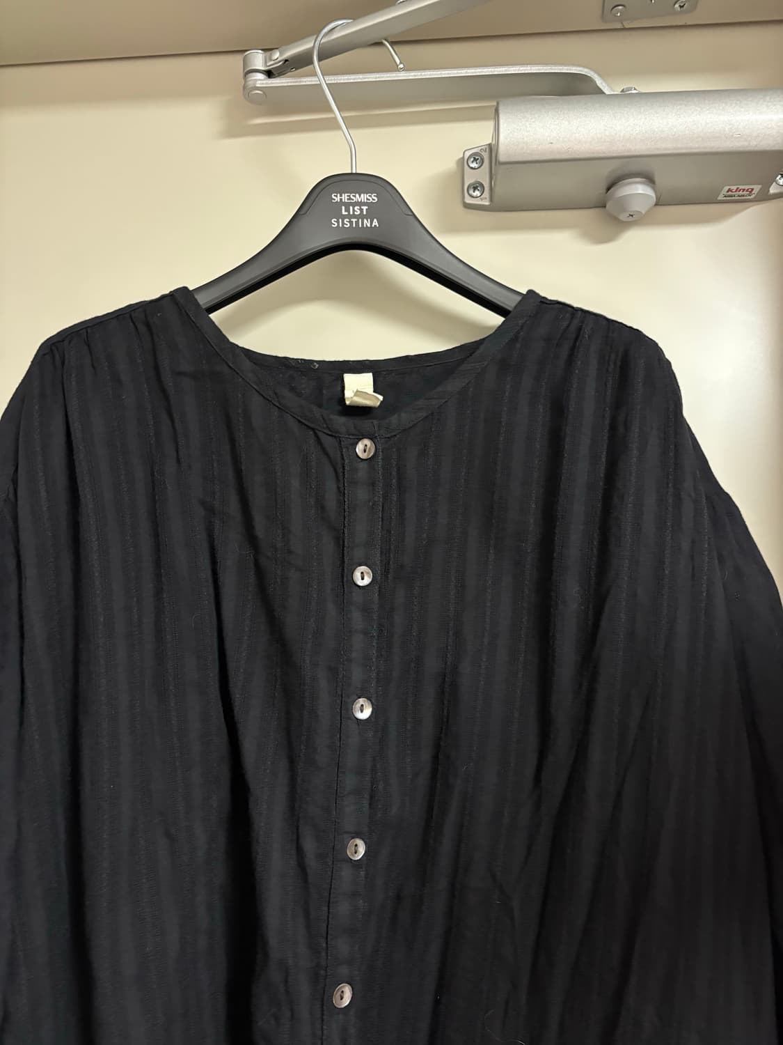 cloudnine 자개 버튼 블라우스 상품이미지3