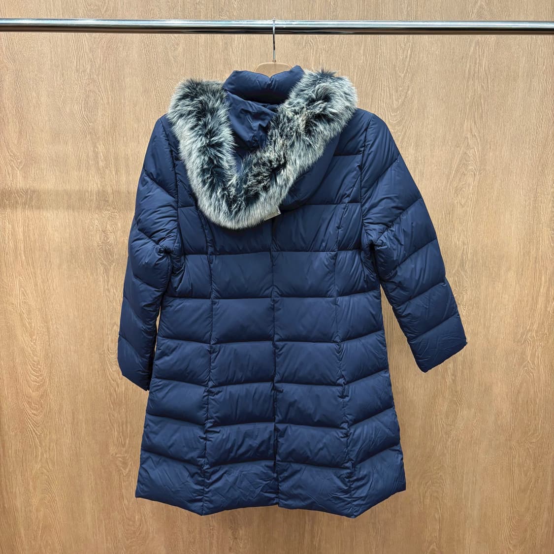 발망 후드 롱 패딩 퍼 트리밍 메탈 장식 로고 패턴 안감 디테일 네이비 상품이미지3