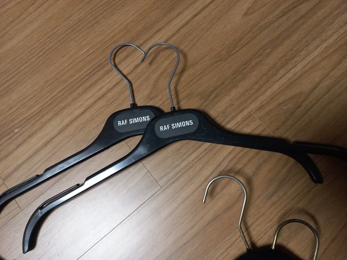 마틴싯봉 니나리치 알릭스 맥킨토시 랑방 라프시몬스 옷걸이 상품이미지5