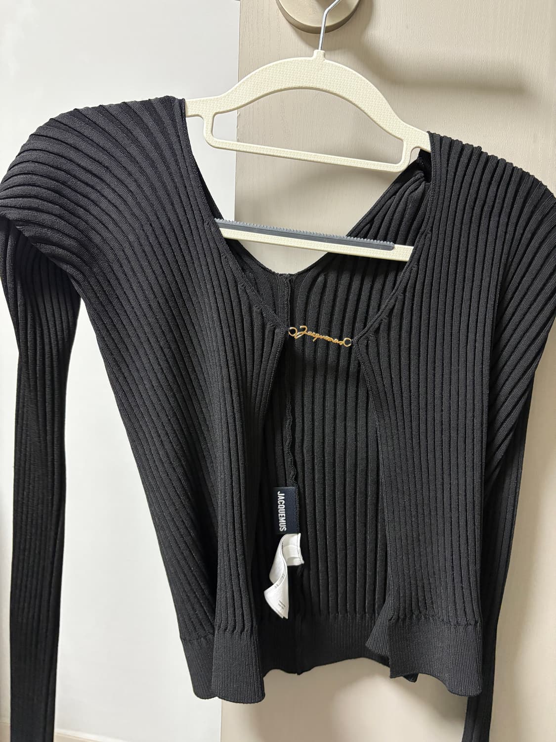 (W) 자크뮈스 라 마이유 프랄루 랑그 심리스 참 로고 가디건 블랙 상품이미지2