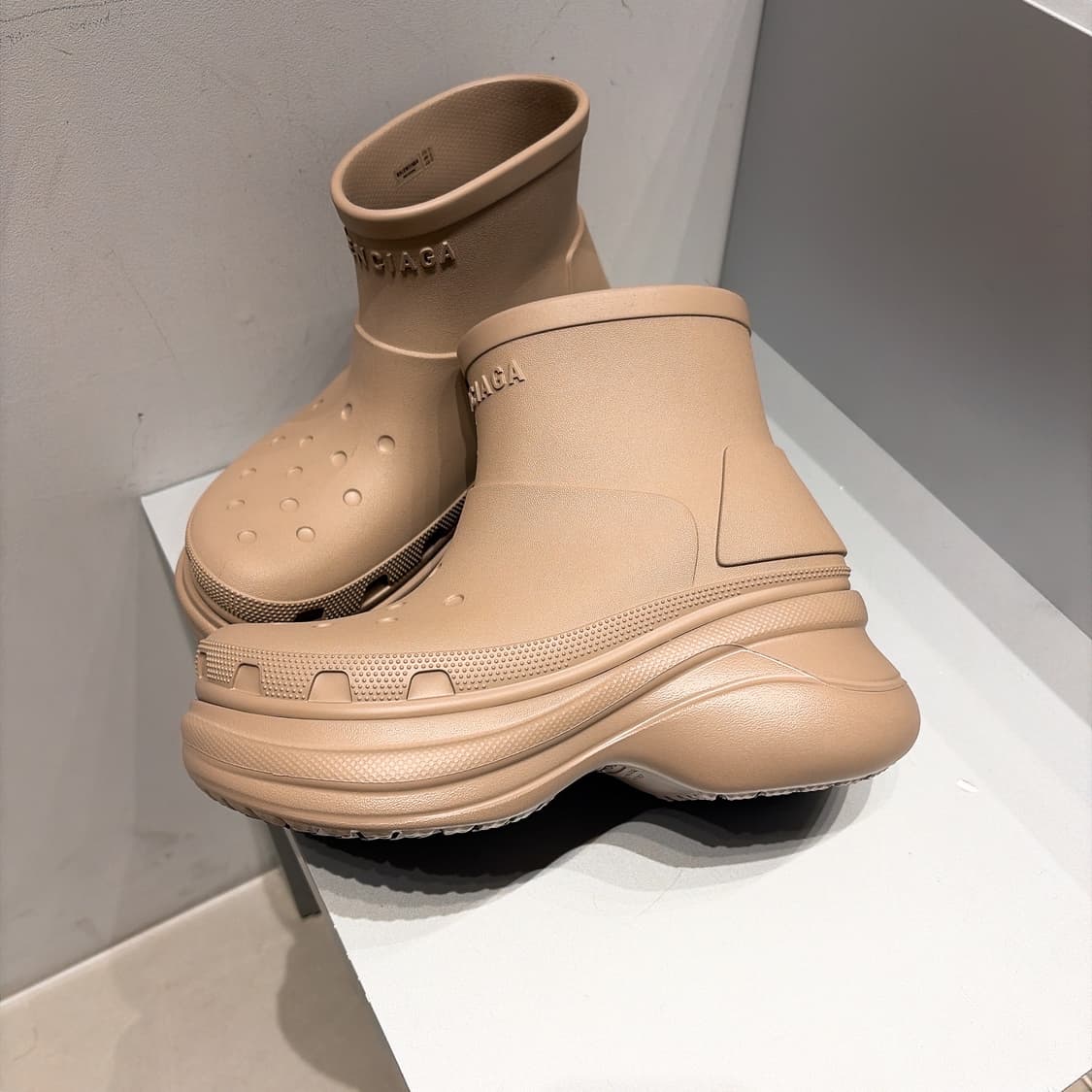 (정품/새상품) 발렌시아가 X 크록스 여성 베이지 러버 부티 상품이미지1