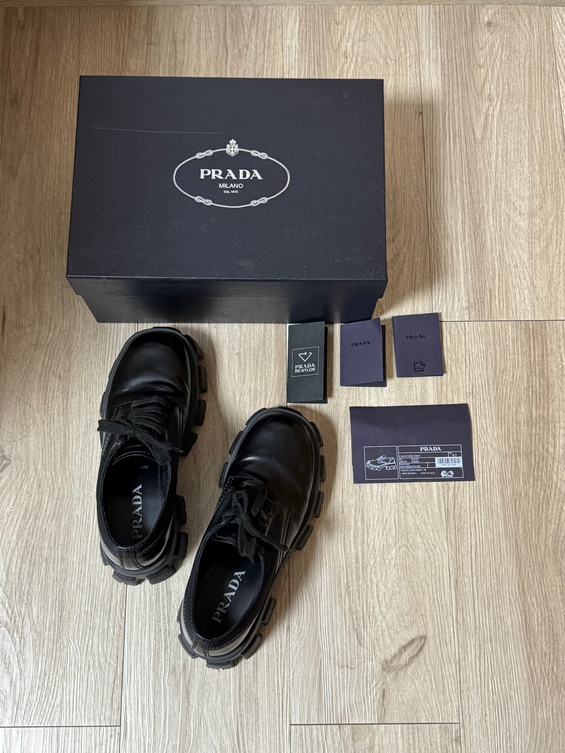 [6.5] 프라다 모놀리스 브러쉬드 레이스업 슈즈 블랙 상품이미지6