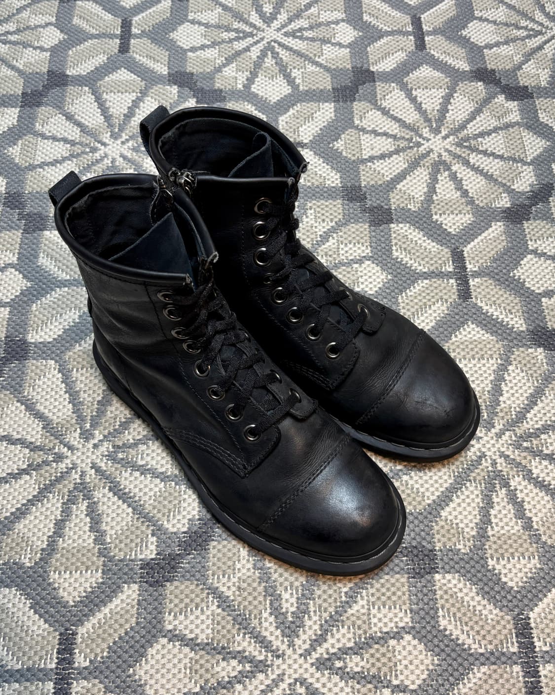 (260) 닥터마틴 메이슨 8홀 사이드집 부츠 블랙 상품이미지1