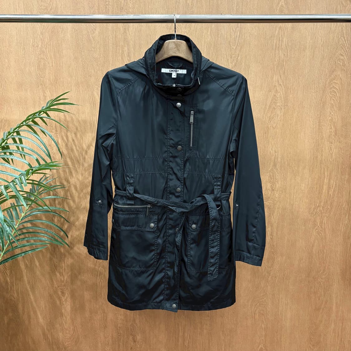 도나카란 뉴욕 테크 파카 코트 멀티 포켓 벨트 스트랩 후드 디테일 블랙 상품이미지1