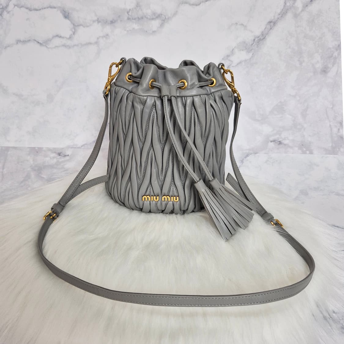 미우미우 마테라쎄 나파 레더 버킷백 5BE014 상품이미지1