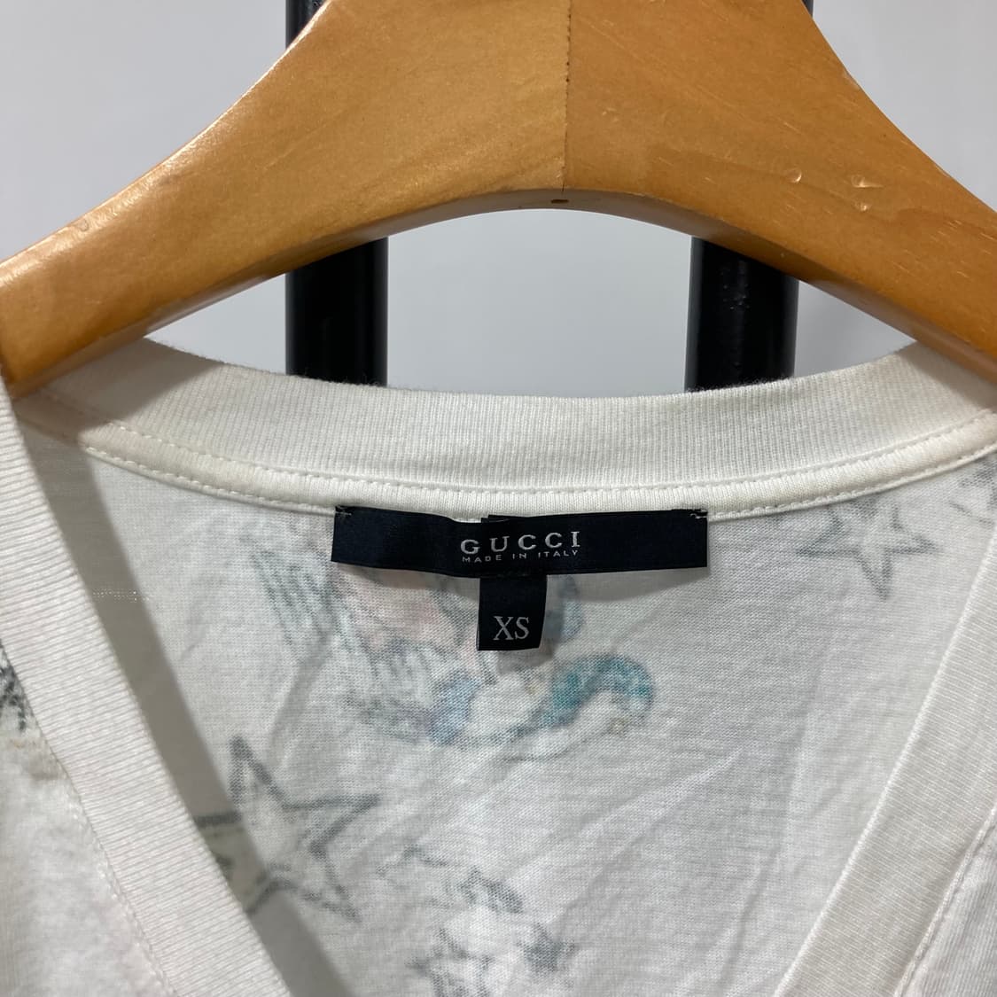 구찌(Gucci) 시그니처 그래픽 프린팅 브이넥 반팔 티셔츠 상품이미지4