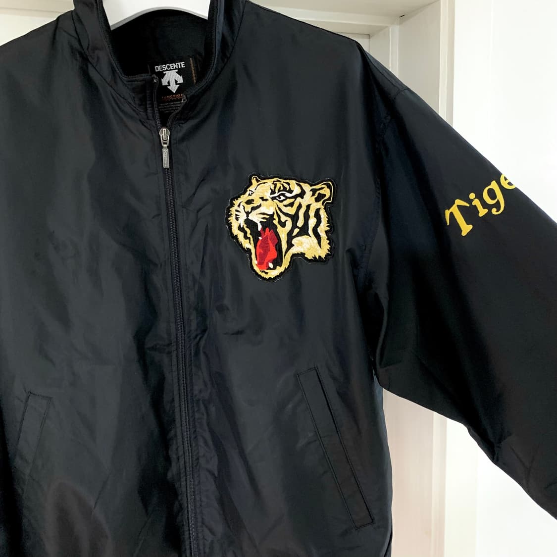 데상트 재팬 x 한신 타이거즈 나일론 블루종 자켓 상품이미지2