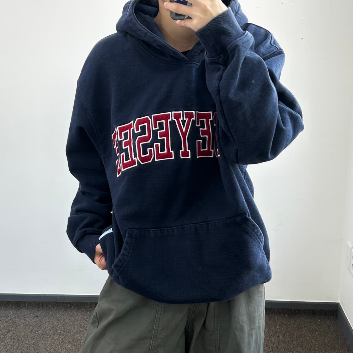 Yeseyesee 예스아이씨 스펠아웃로고 네이비 후드티 상품이미지1