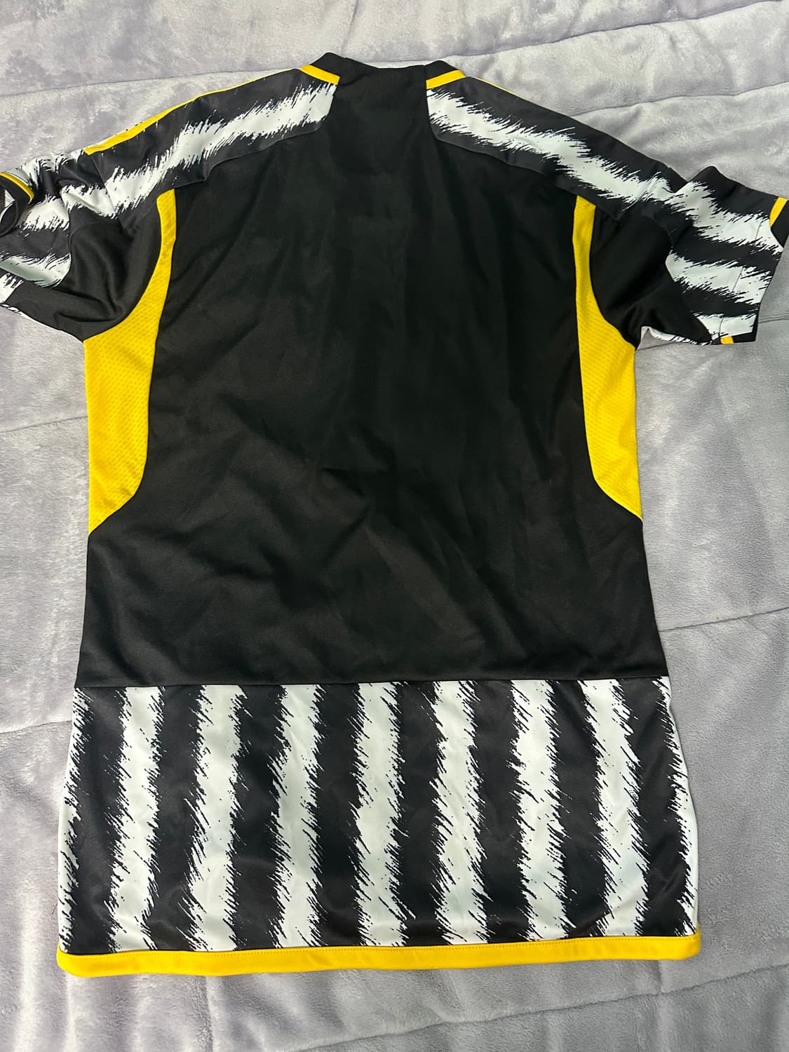 유벤투스 23-24 홈 유니폼 상품이미지2