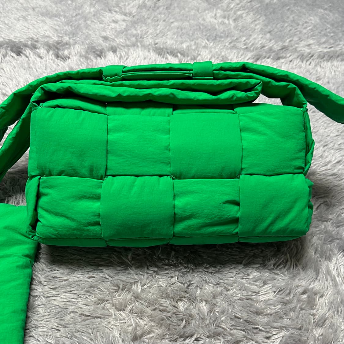 [정품 OS] 보테가베네타 패딩 카세트백 그린 상품이미지2