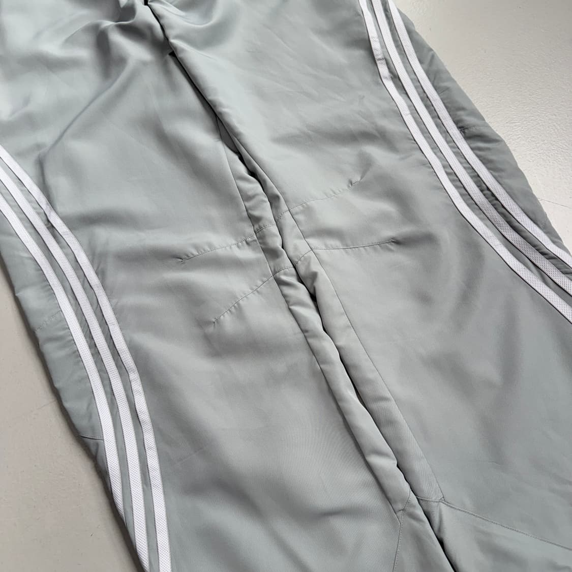 아디다스 00s 삼선 커브드 올드스쿨 와이드 바람막이 트랙팬츠 상품이미지5